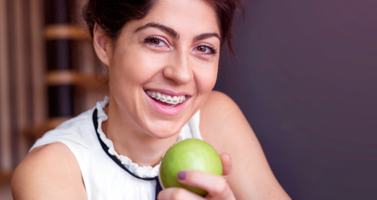 Ορθοδοντική στους ενήλικες – γιατί ποτέ δεν είναι αργά για ίσια δόντια