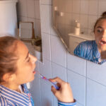 Γιατί στραβώνουν τα δόντια; Οι συχνότερες αιτίες σε παιδιά και ενήλικες